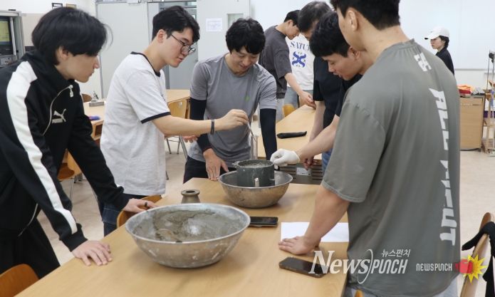 한국폴리텍대학 광주캠퍼스 그린건축과에서 블리딩 시험 실습을 하고 있다.