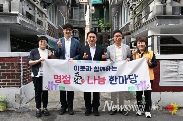 김동근 시장이 9월 30일 ‘돌봄, 삶의현장’ 사업의 참여자들과 함께 기념사진을 찍고 있다.