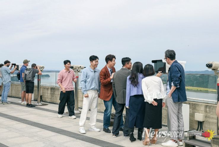 애기봉평화생태공원에 지난 22일 채널 A 대표 프로그램인 ‘이제 만나러 갑니다’팀이 추석 특집편을 진행하기 위해 탈북민과 역사 해설을 맡은 썬킴 교수, 남희석과 김태훈, 김종민 등과 함께 방문했다.