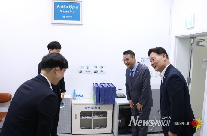 백현종 경기도의회 국민의힘 대표의원, 추석 앞두고 최종현 더불어민주당 대표와 도의회 현업부서 직원 격려 나서
