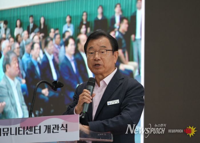 1일 감일복합커뮤니티센터 개관식에서 이현재 하남시장이 인사말씀을 전하고 있다.