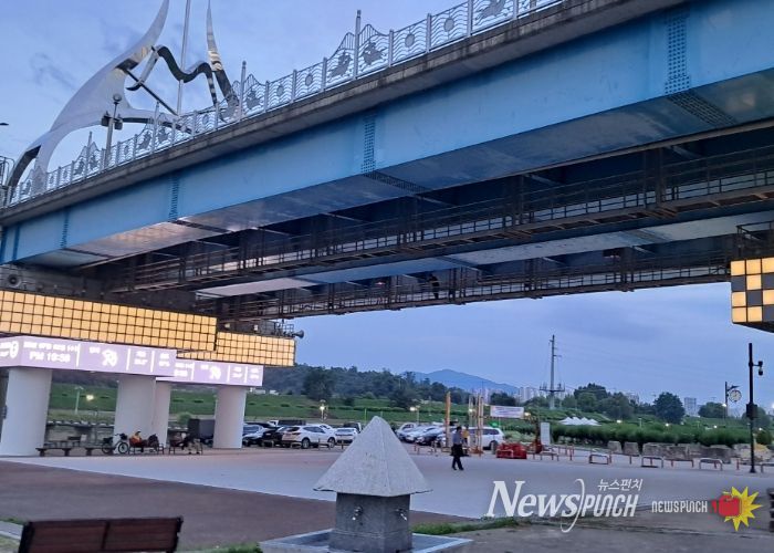 토평교 하부 조명갤러리 전경