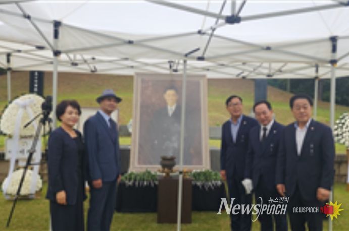 10월 10일 오전11시, 용산구 효창공원 이봉창 의사 묘역에서 열린 ‘이봉창 의사 순국 93주기 추모식’에 참석한 김용호 서울시의원(오른쪽 첫 번째)이 기념촬영을 하고 있다.