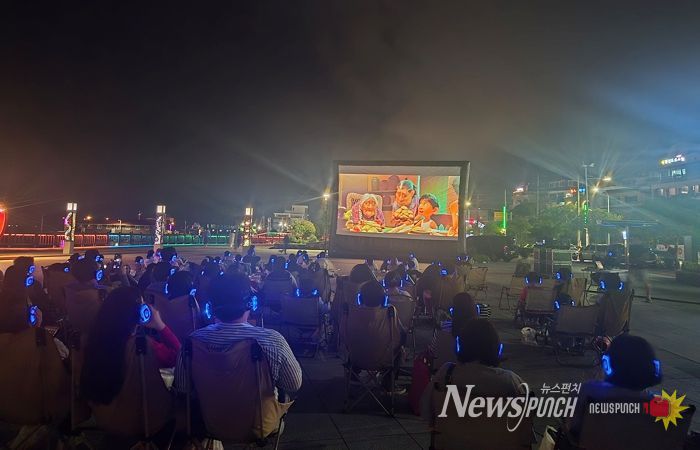 여수시는 지난 4일 소호동동다리 대광장에서 시민과 관광객 100여 명이 참여한 ‘동백 무비 나이트’ 5회차를 끝으로 올해 프로그램을 성황리에 마무리했다.
