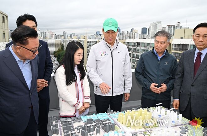 오세훈 서울시장이 13일 오전 대치은마아파트 재건축 현장을 방문해 관련 브리핑을 청취하고 있다.