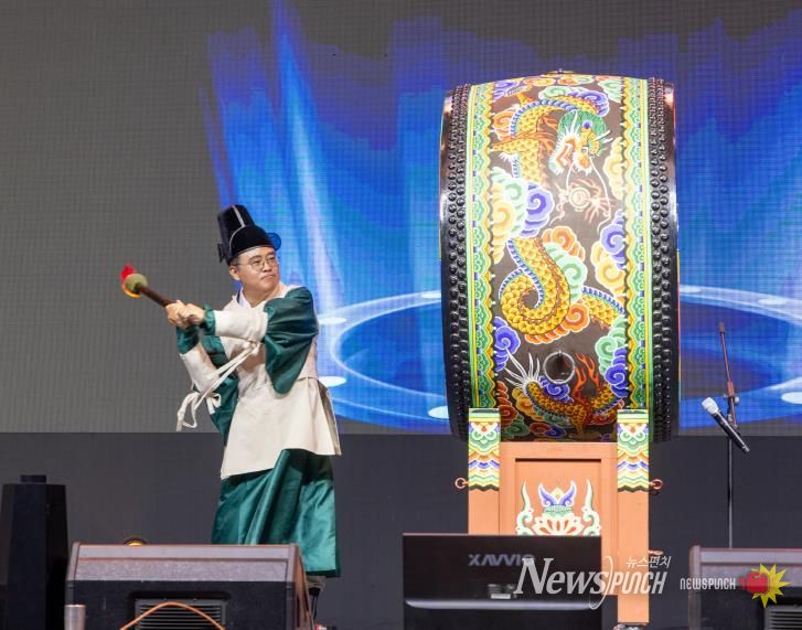 진교훈 강서구청장이 지난 ‘22회 허준축제’ 개막식에서 허준 복장을 하고 대북을 치고 있다.