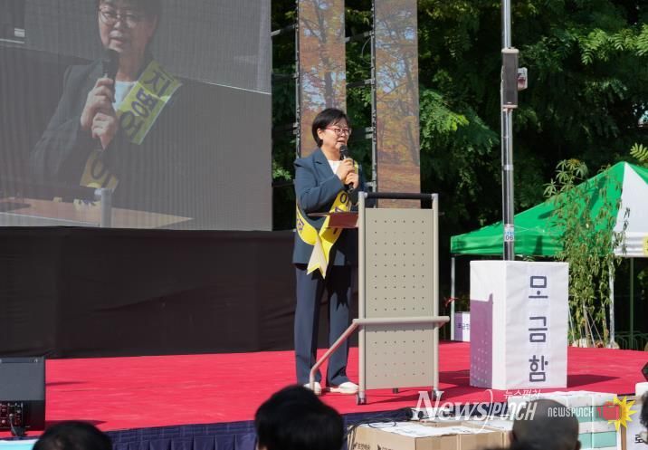 지난해 열린 ‘종교연합 사랑의 대바자회’에서 이순희 강북구청장이 인사말씀을하고 있다.