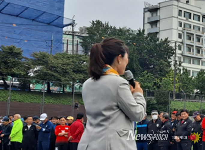 구미경의원이 행사에 참가하여 축사를 전하고 있다