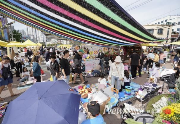 2024년 사회적경제한마당 축제를 진행하는 모습