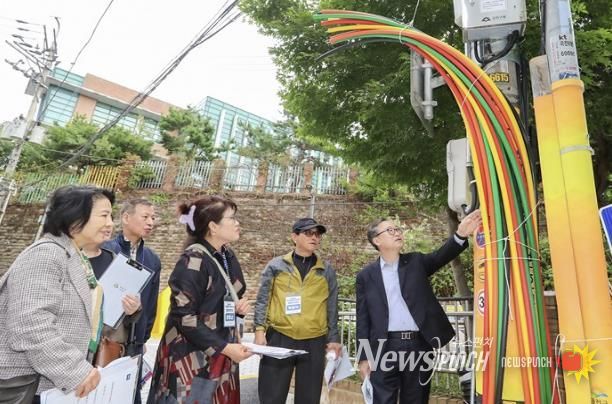 유성훈 금천구청장과 ‘주민정비추진단’이 정비된 폐선을 확인하고 있다