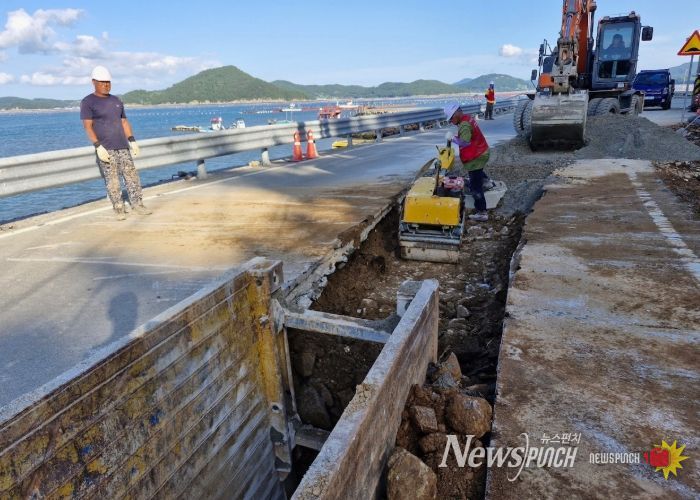 완도군 노화읍 내리에서 하수도 정비 공사를 하는 모습