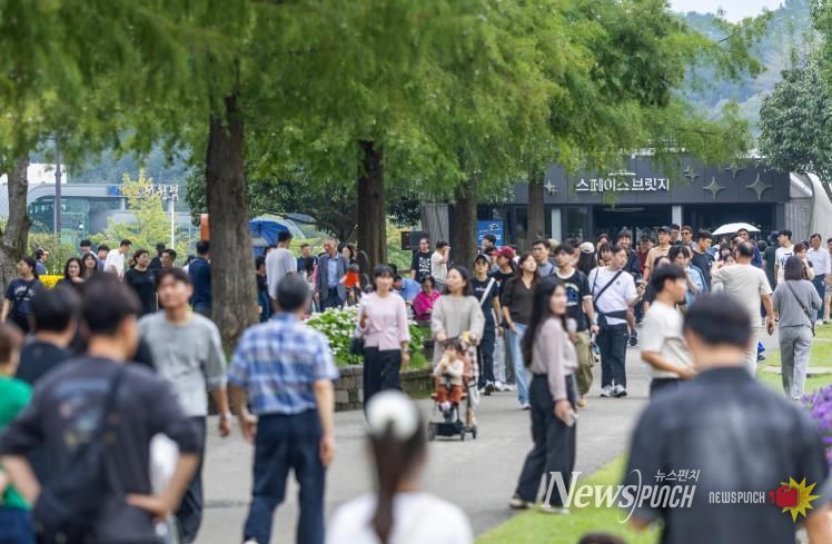 순천만국가정원 스페이스브릿지 앞 관람객들 모습