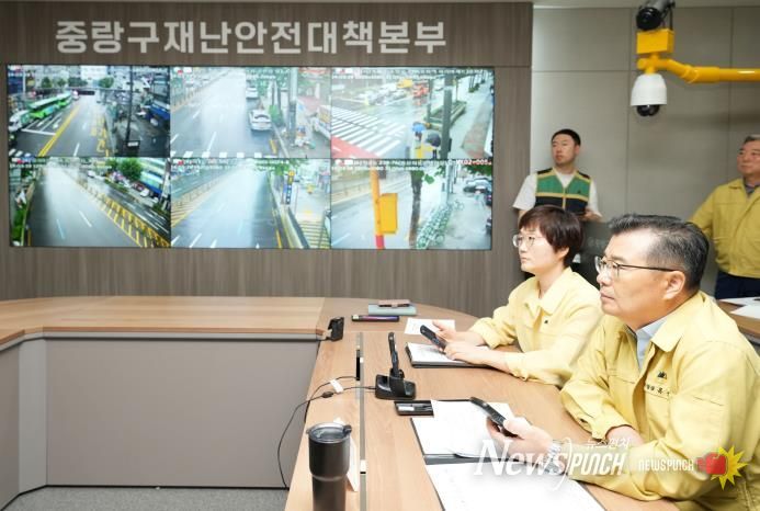 재난안전대책본부 회의에 참석한 류경기 중랑구청장의 모습