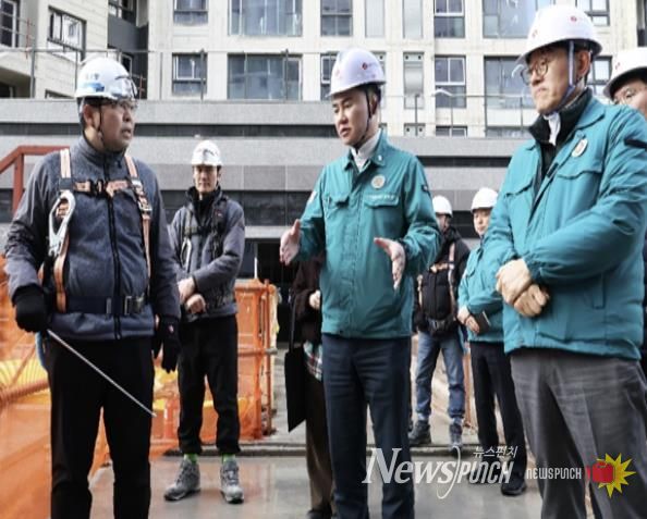 오언석 도봉구청장(가운데)이 지역 대형공사장을 찾아 현장 관계자에게 근로자 안전관리 준수 등을 강조하고 있다.