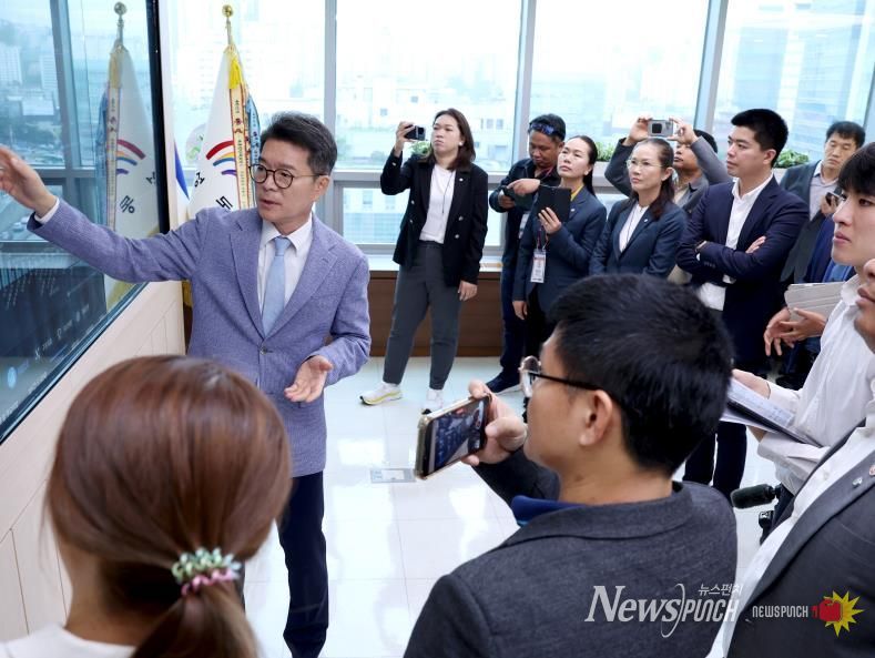 성동구를 방문한 태국 지방정부 관계자들에게 스마트 정책 소통 시스템을 설명하고 있는 정원오 성동구청장 모습