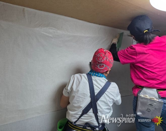 부안 청우평생학급관 도배실무과정 수료‧교육생, 재능기부 봉사