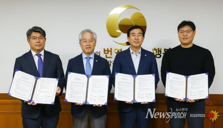 지역 응급의료기관과 응급실 운영 지원 업무협약 체결(왼쪽부터 정우진 건국대충주병원장, 윤창규 충주의료원장, 조길형 시장, 이민준 충주미래병원장)