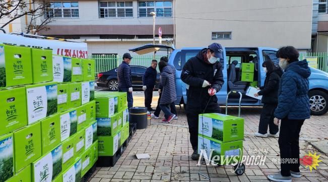 작년에 열린 절임배추 직거래 행사에서 구로구 주민이 절임배추를 받고 있다.