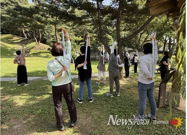 도봉구 ‘명소 탐방 걷기실천’ 프로그램 활동에 참여 중인 주민들