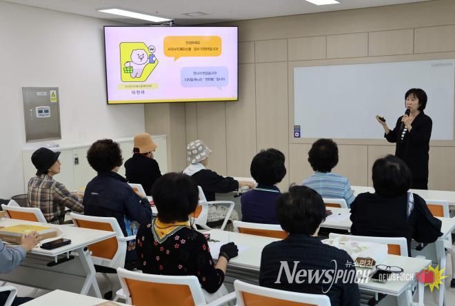시니어 디지털스쿨 진행하는 모습