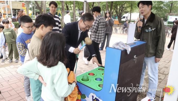 유성훈 금천구청장이 18일 열린 공감학교 행사에서 ‘갈등타파 두더지게임’을 즐기고 있다