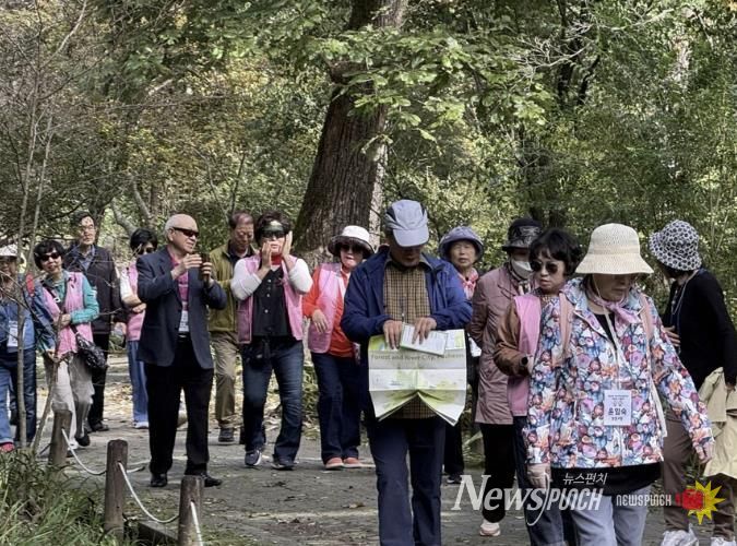 도봉구 쌍문4동 지역 어르신들이 포천 국립수목원을 걷고 있다.
