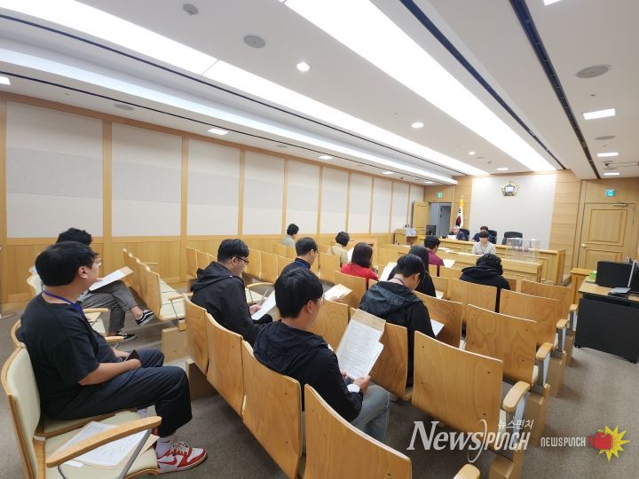 공주시 청년도전지원사업 청년들이 경매 법정에 참관하여 부동산 경매 입찰과정에 대한 설명을 듣고 있다.