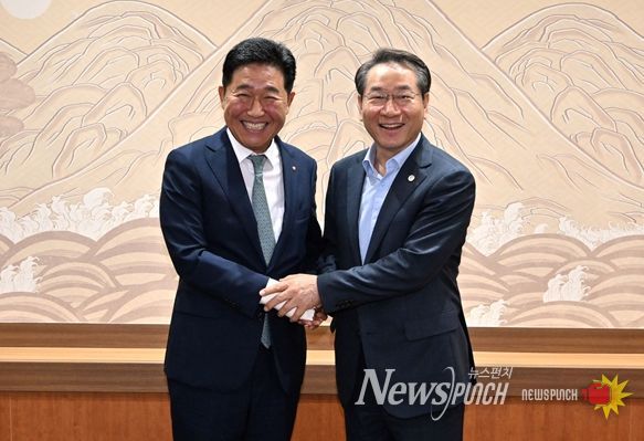 유정복시장이 박종범 세계한인경제무역협회 회장을 만나(25.7.25) 10월 개최되는 세계한인인경제인대회 추진 상황을 점검하고 있다