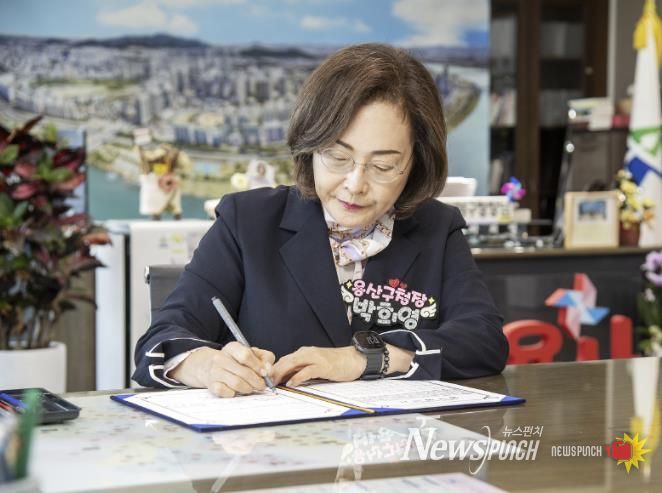 박희영 용산구청장이 지역경제 활성화를 위한 특별신용보증지원 업무협약서에 서명하고 있다