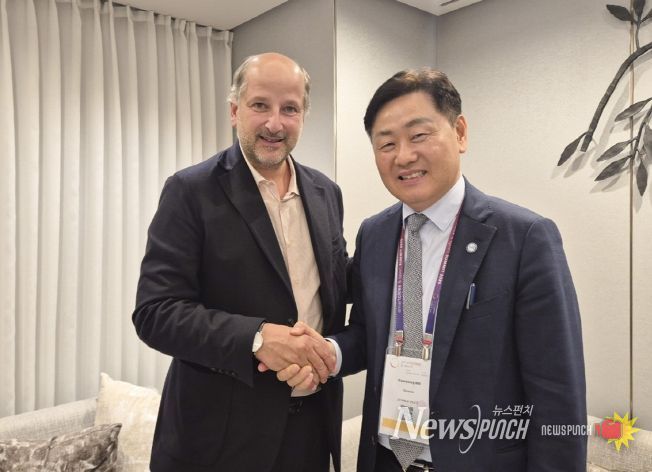 20일 시그니엘 서울호텔에서 열린 '세계올림픽도시연맹 총회' 의 연계행사인 ‘스마트시티&스포츠 서밋’에 참석한 김관영 도지사가 그레고리 주노드 세계올림픽도시연맹회장(스위스 로잔 시장)과 면담을 갖고 있다