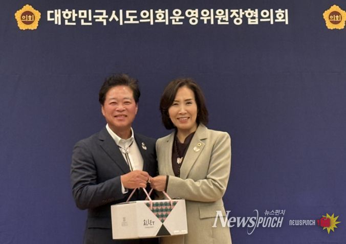 이춘우 경북도의회운영위원장과 이숙자 운영위원장