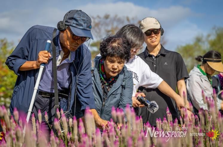 지난 17일 「사운드순천」에 참가한 시각장애인들이 순천만국가정원에서 꽃을 느껴보고 체험하고 있다.j