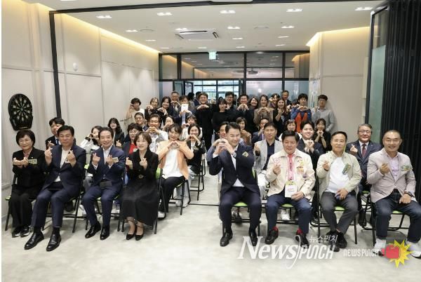 지난 14일 도봉구청소년상담복지센터 확장 이전 개소식을 찾은 오언석 도봉구청장과 관계자들이 단체 사진을 찍고 있다