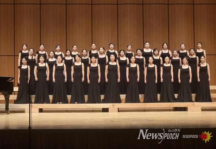 도봉구립여성합창단이 제41회 춘천전국합창대회‘에서 합창 무대를 선보이고 있다