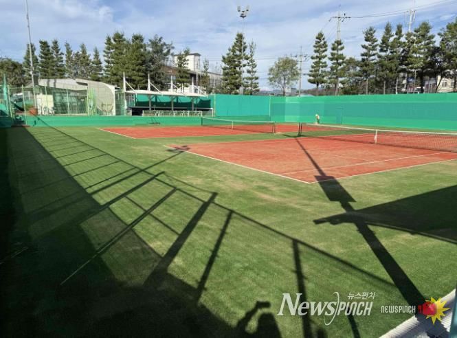 스포츠센터 부속 테니스장 인조잔디 코트(낮)