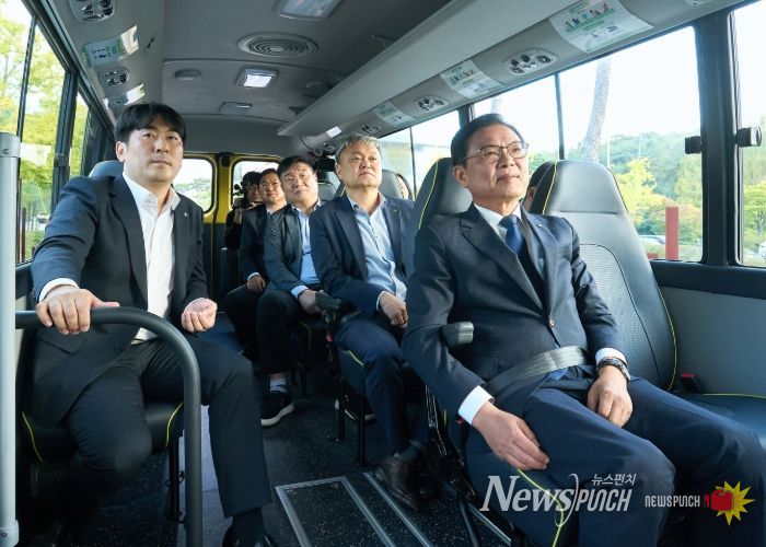 22일 김석필 천안시장 권한대행 부시장 등이 자율주행버스에 탑승해 시승 체험을 하고 있다.