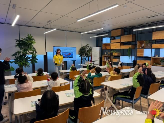 중구 성안어린이집 유아들이 22일 한국동서발전 신재생 e-테마파크에서 영상 시청 후 퀴즈를 풀고있다