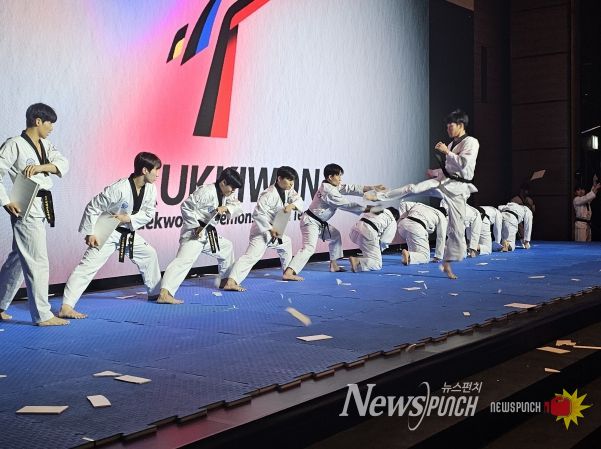 지난 10월 21일(화) 국기원 태권도시범단이 ‘제5회 국제경찰청장회의’에서 시범공연을 선보이는 모습