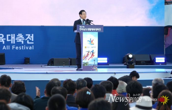 김영록 전라남도지사가 25일 영광 공설운동장에서 열린 ‘제37회 전라남도생활체육대축전’ 개회식에 참석해 기념사를 하고 있다.