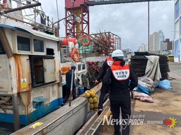 오염 원인 규명을 위해 탐문조사중인 울산해경