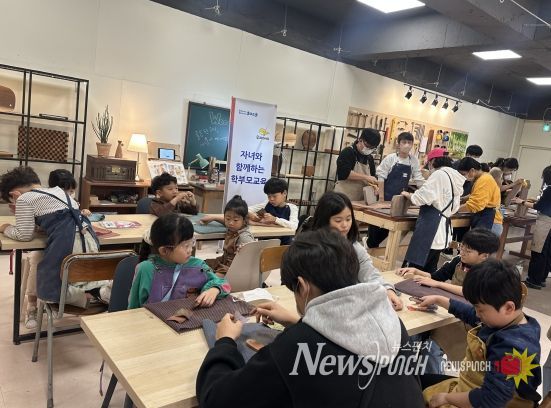 강북교육지원청은 25일 독도의 날을 맞아 화목공방에서 자녀와 학부모가 함께하는 체험교육을 열었다