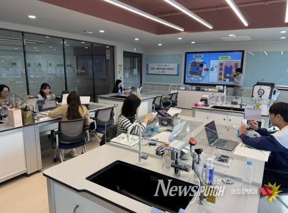 울산과학관은 25일 화학실험실에서 초등 교원을 대상으로 '발명 창조 메이커 교육' 직무연수를 운영했다