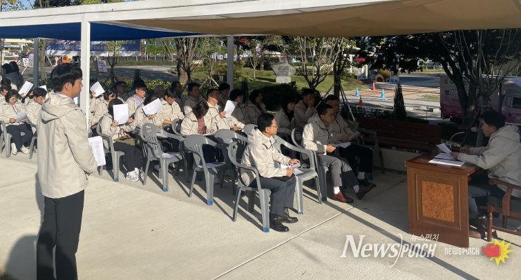 보은군, 대추축제 성공 위해 매일 아침 ‘현장 중심 간부회의’ 개최-대추축제장에서 열린 간부회의 모습