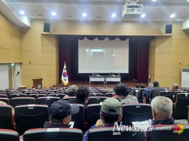 배방읍 이장단협의회가 고독사 예방 시청각 자료를 시청하는 모습