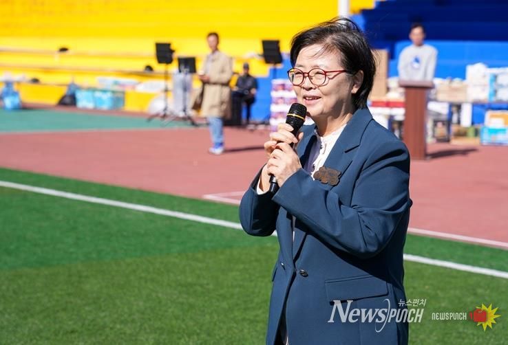 10월 15일 열린 환경공무관 ‘한마음 체육대회’에서 이순희 강북구청장이 인사말씀을 하고 있다.