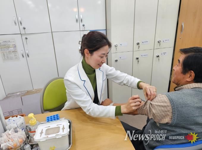 예방접종하고 있는 모습