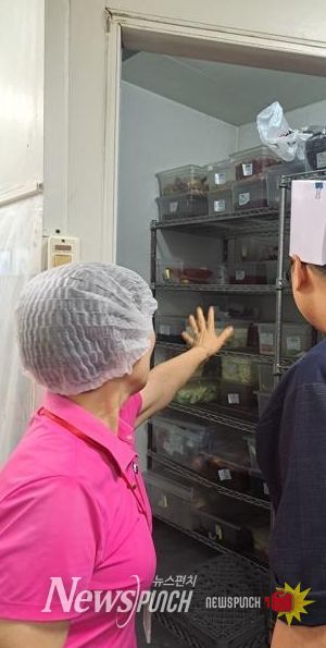 소비자식품위생감시원 위생 점검 장면