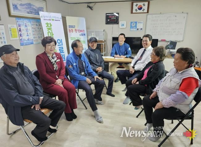 지난 25일 주민들이 비봉면 양사리에서 ‘찾아가는 의료원’ 진료를 받고 있다.