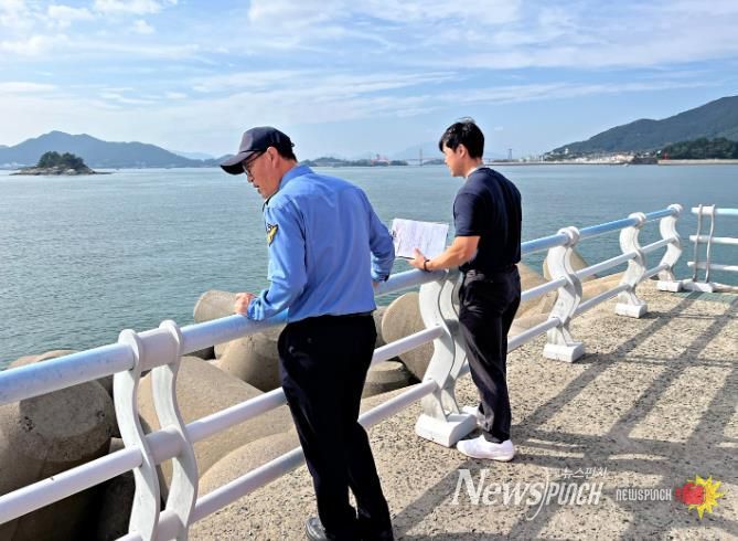 사천해경이 가을철 방파제 사고 예방을 위해 안전 점검 중인 모습