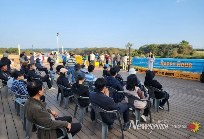 의령 청년 예술단체 ‘페트라싱어즈’, 솥바위 버스킹 공연 펼쳐